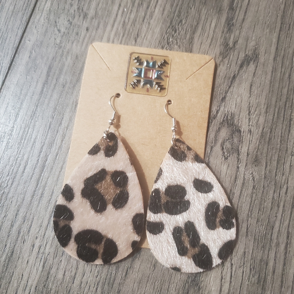 SOLD-- 🎄🎅 NEW- Leopard Earrings